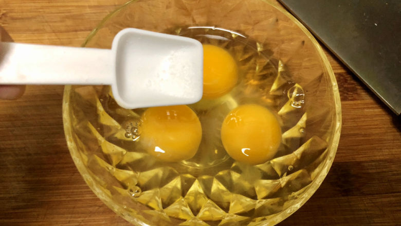 杏鲍菇炒鸡蛋➕淡黄杨柳又催春,鸡蛋打入碗中，加入少许食盐