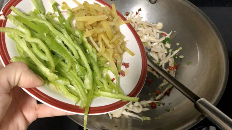 杏鲍菇炒鸡蛋➕淡黄杨柳又催春,加入青椒榨菜，翻炒一分钟