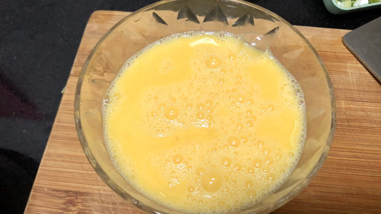 杏鲍菇炒鸡蛋➕淡黄杨柳又催春,搅拌成均匀<a style='color:red;display:inline-block;' href='/shicai/ 1118'>蛋液</a>