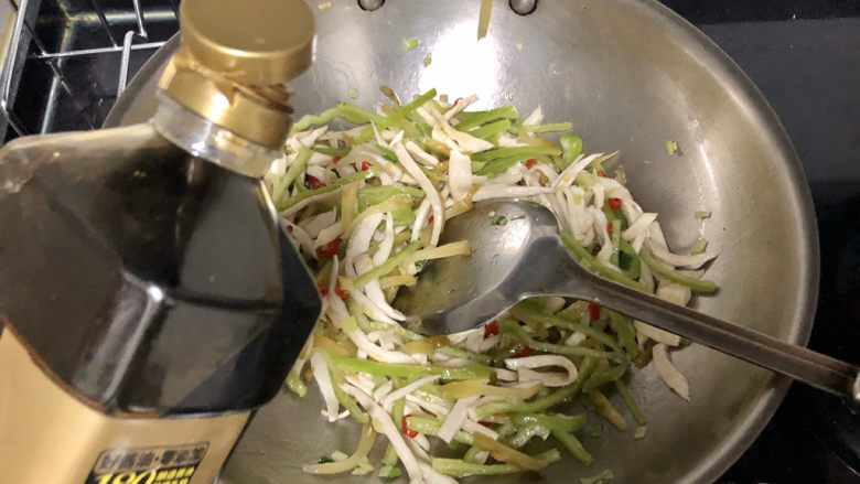 杏鲍菇炒鸡蛋➕淡黄杨柳又催春,转小火，调味：一汤匙<a style='color:red;display:inline-block;' href='/shicai/ 788'>生抽</a>