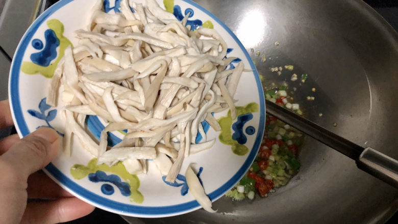 杏鲍菇炒鸡蛋➕淡黄杨柳又催春,转中火，加入杏鲍菇煸炒半分钟