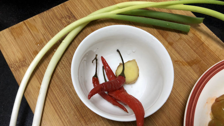 杏鲍菇炒鸡蛋➕淡黄杨柳又催春,小葱择好与姜小米辣一同洗净