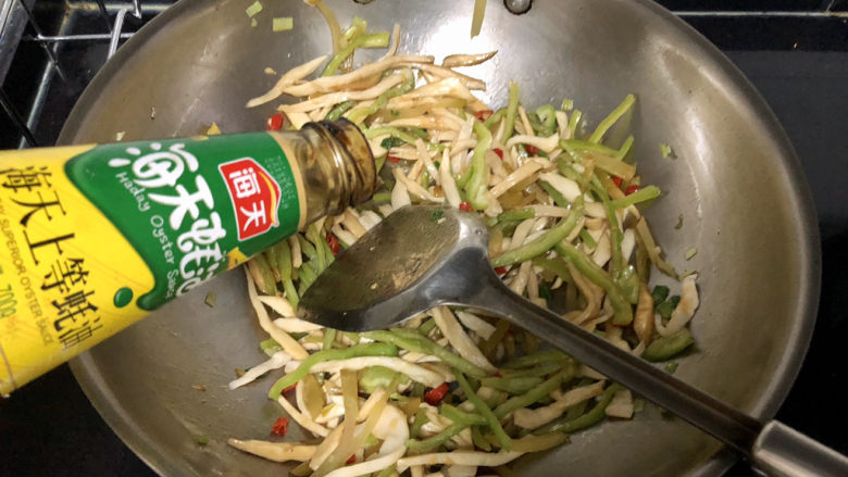 杏鲍菇炒鸡蛋➕淡黄杨柳又催春,半汤匙<a style='color:red;display:inline-block;' href='/shicai/ 721'>蚝油</a>，翻炒均匀