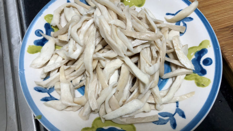 杏鲍菇炒鸡蛋➕淡黄杨柳又催春,捞出冲凉水，挤水分备用