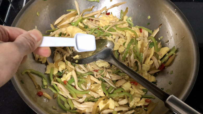 杏鲍菇炒鸡蛋➕淡黄杨柳又催春,最后尝下咸淡，根据个人口味添加少许盐翻炒定味，出锅