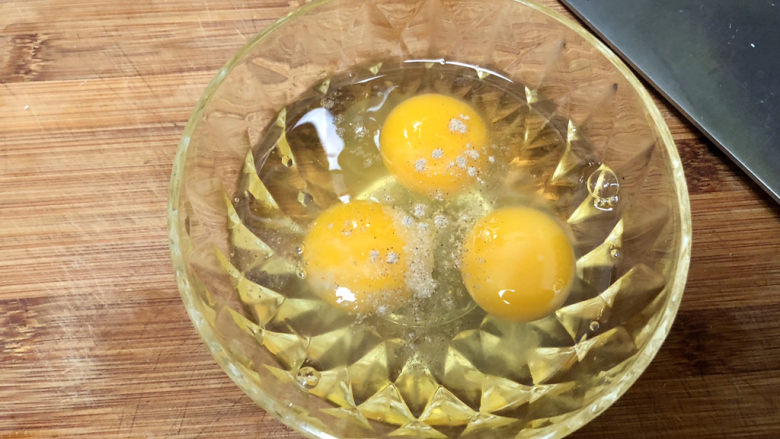 杏鲍菇炒鸡蛋➕淡黄杨柳又催春,一点<a style='color:red;display:inline-block;' href='/shicai/ 134296'>白胡椒粉</a>，少许清水