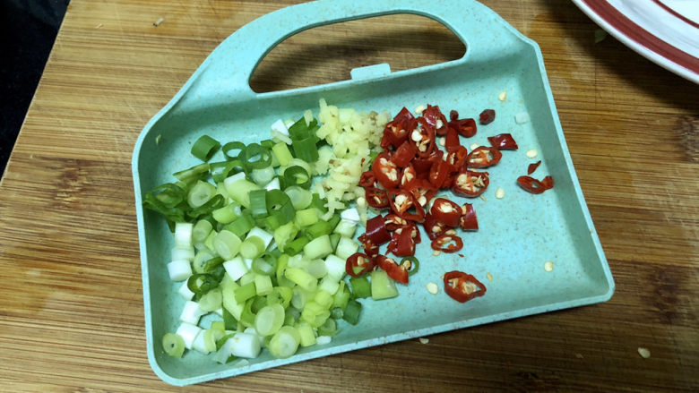 杏鲍菇炒鸡蛋➕淡黄杨柳又催春,改刀：小辣椒切圈，姜切末，小葱切末