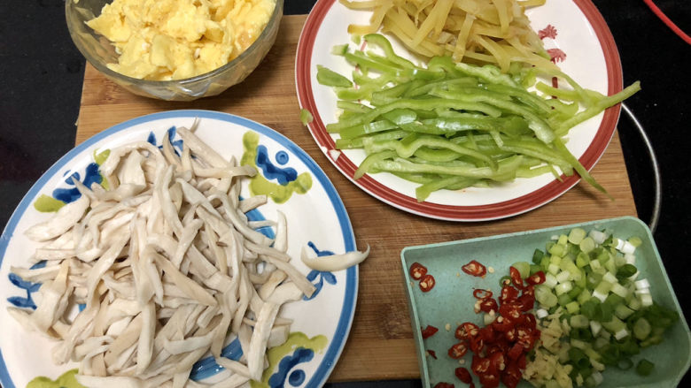 杏鲍菇炒鸡蛋➕淡黄杨柳又催春,全部食材准备好