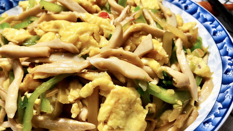 杏鲍菇炒鸡蛋➕淡黄杨柳又催春,写到杏鲍菇炒鸡蛋，杏鲍菇滑，尖椒榨菜脆，炒蛋嫩，咸鲜美味，营养丰富，喜欢的小伙伴们快来试试看吧😄