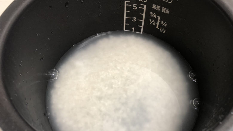 三文鱼寿司,加水煮饭,一般寿司米饭会偏硬一些,水就按正常量的90%加