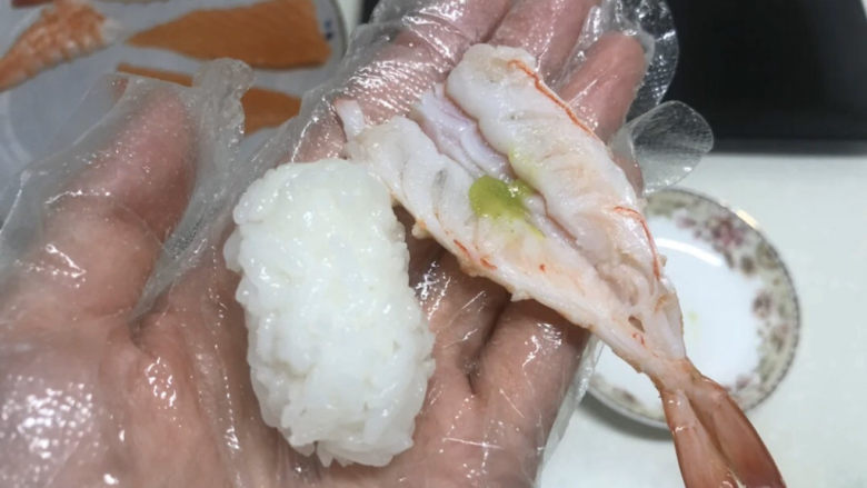 三文鱼寿司,虾肉上也沾一点芥末,做法是一样的