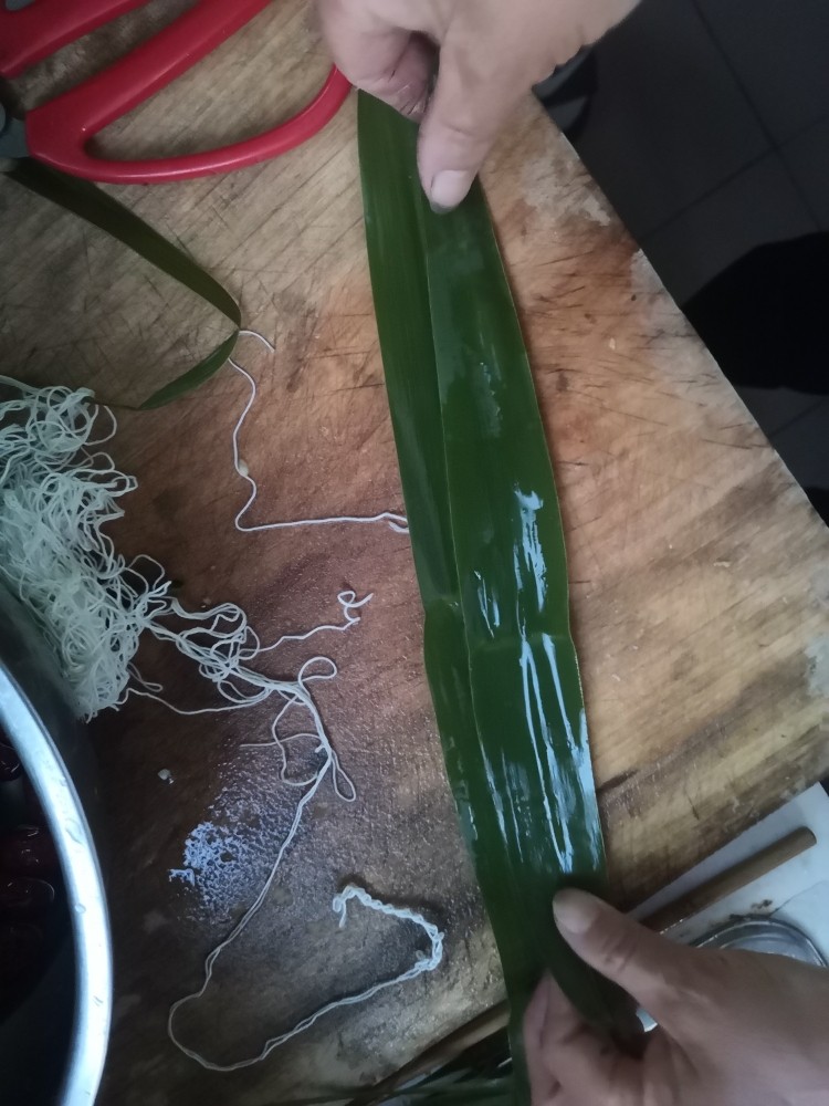 香甜粽子,将弄好的芦苇叶层层叠好，准备放糯米等食材