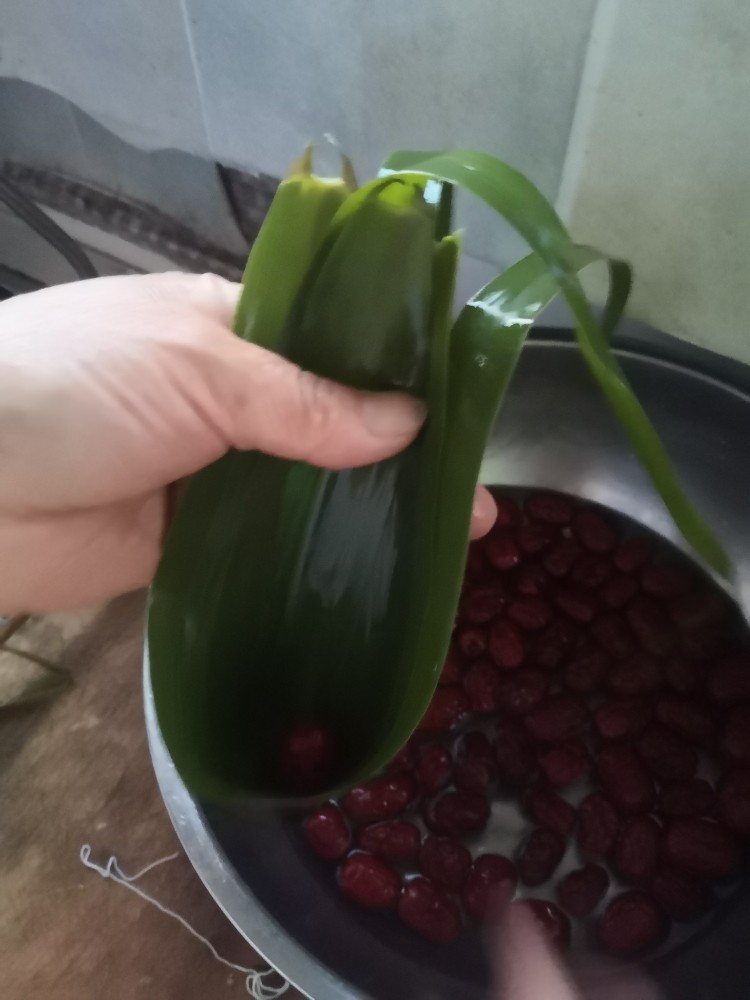 香甜粽子,将芦苇叶握起来行程一个小盒子