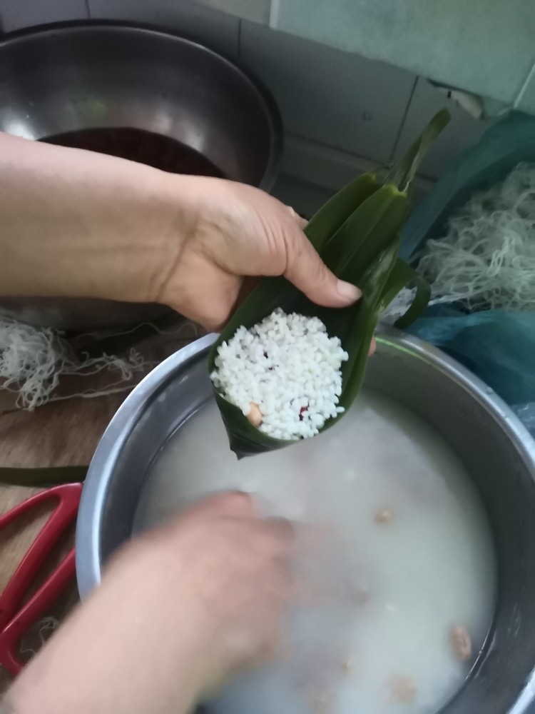 香甜粽子,然后在里面放糯米，🥜大枣看自己喜欢吃什么可以多多放