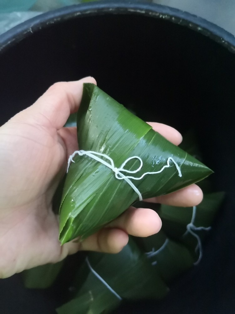 香甜粽子,然后用绳子系上一个美美的蝴蝶结