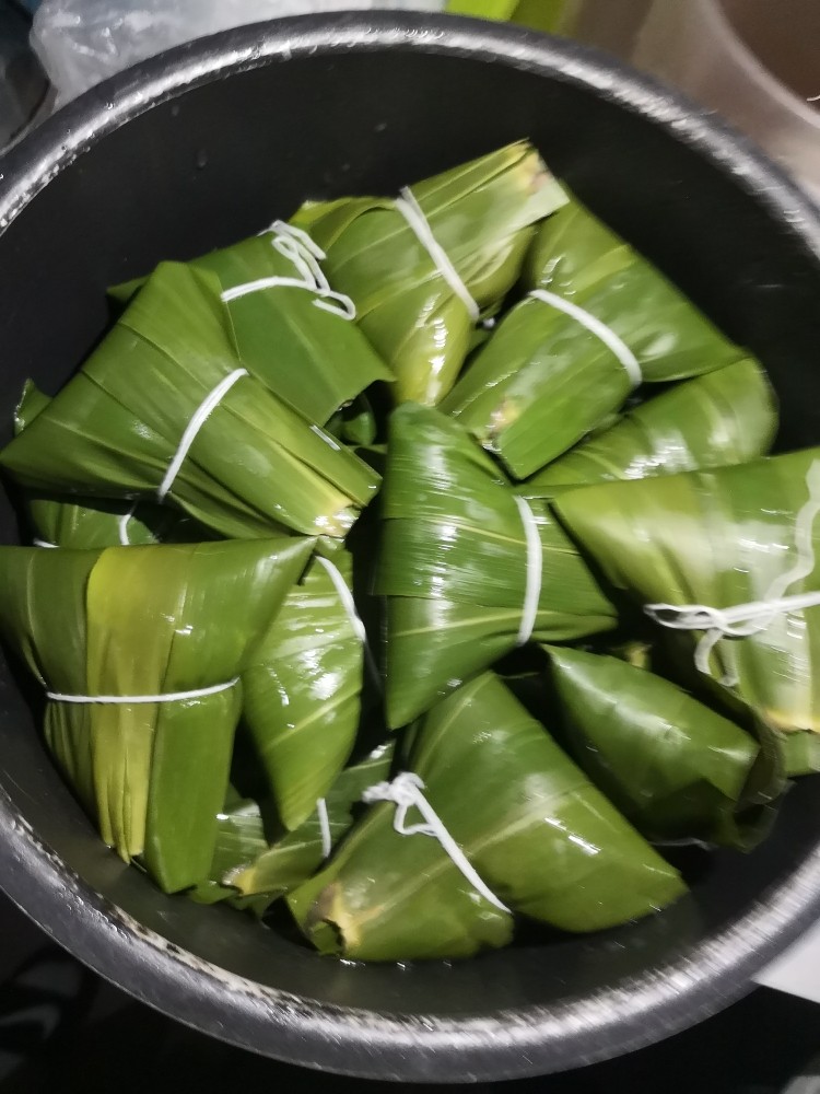 香甜粽子,将包好的小粽子放进锅中，压实，防止煮的时候露米