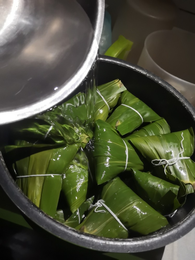 香甜粽子,锅中放入水