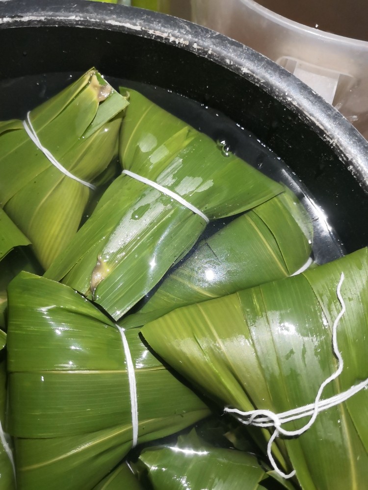 香甜粽子,水没过粽子，上锅蒸
