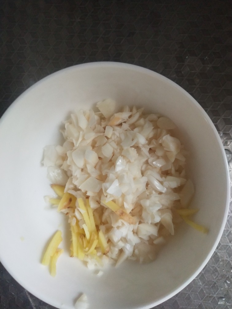 西红柿沙丁鱼柳,蒜,生姜切碎备用。