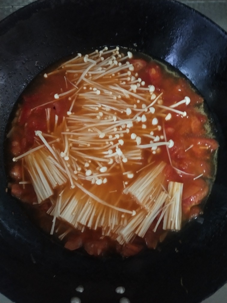 西红柿沙丁鱼柳,加入金针菇,适量水,烧开。