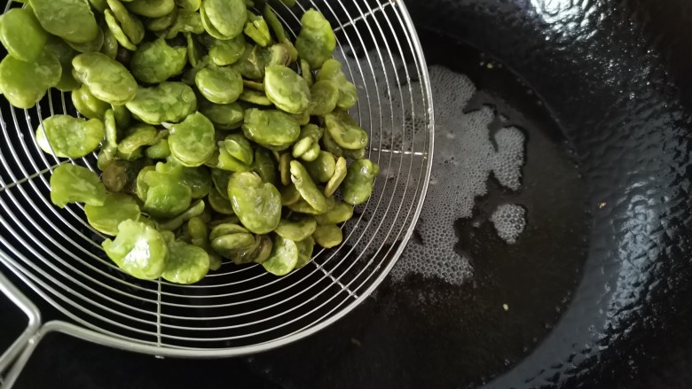 油炸蚕豆,油大火烧开,倒入蚕豆复炸