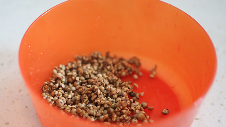 胡椒猪肚鸡,<a style='color:red;display:inline-block;' href='/shicai/ 134292'>白胡椒</a>洗一下拍碎;