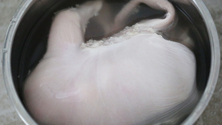 胡椒猪肚鸡,把所有药材塞进鸡肚,把鸡脚弯回鸡屁股里,把猪肚口剪宽一点,把鸡塞进去,然后用绵绳绑好猪肚,放进高压锅,加入几乎没过的<a style='color:red;display:inline-block;' href='/shicai/ 156925'>水</a>量,炖40分钟,出锅晾凉后切块放回汤里,加盐调味再滚开即可上桌。