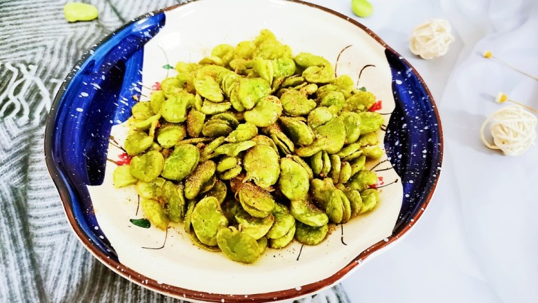 油炸蚕豆,酥脆美味,喜欢的可以做起来哦