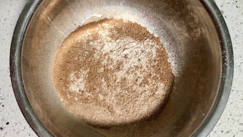 传统日式美食鲷鱼烧,可可味的你吃过吗?,把以上粉状食材过筛备用;