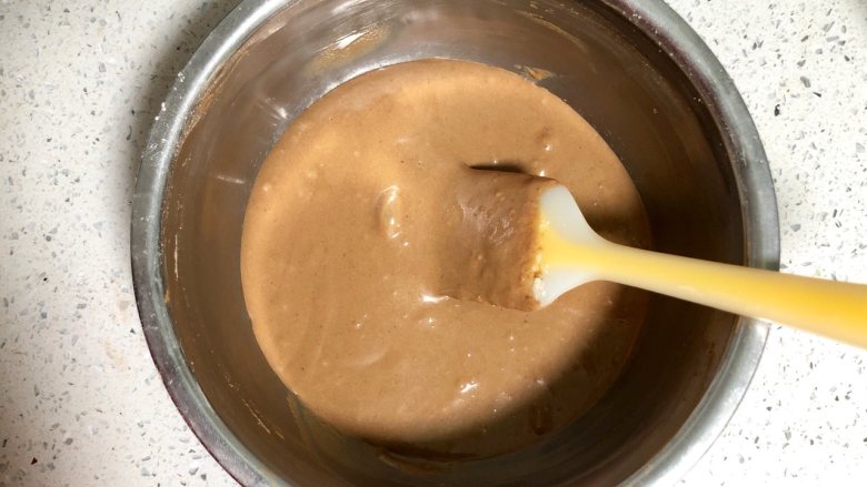 传统日式美食鲷鱼烧,可可味的你吃过吗?,用翻拌的手法把面糊拌匀至顺滑没有结块,松饼糊就调好了,非常简单。