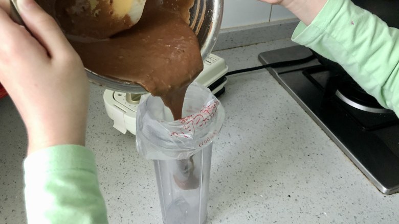 传统日式美食鲷鱼烧,可可味的你吃过吗?,把面糊装进裱花袋,把裱花袋放入一个高一些的杯子里比较好操作哦。