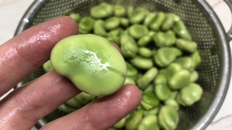 五香蚕豆,把蚕豆洗干净,比较大的蚕豆剪一刀