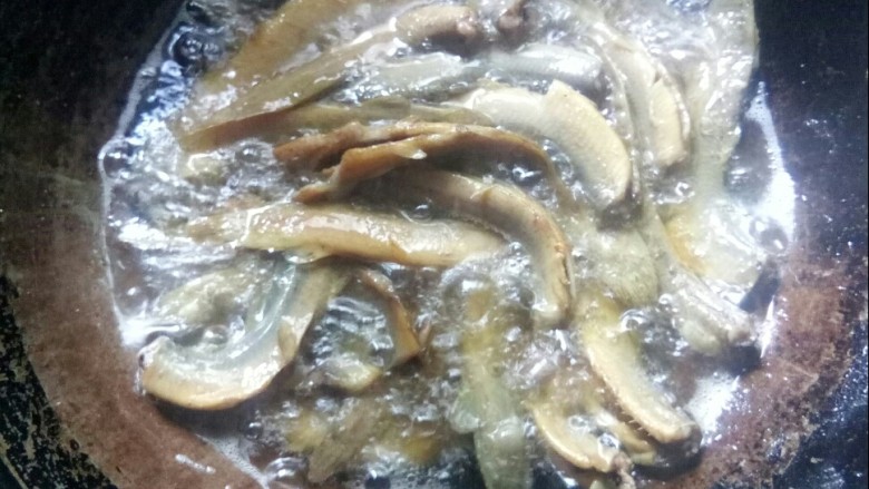 红烧泥鳅,炒锅倒油,爆香鱼鳅。