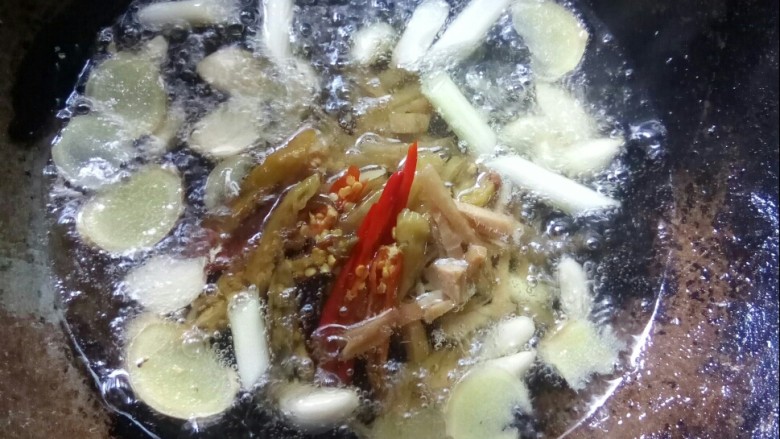 红烧泥鳅,炒锅倒底油,放葱姜蒜炒香后加泡姜和泡海椒炒香。