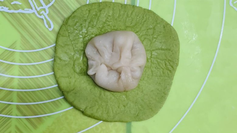 麻薯欧包(保证Q糯),还有这个,糯米皮先把葡萄干包起来再放在面皮上。