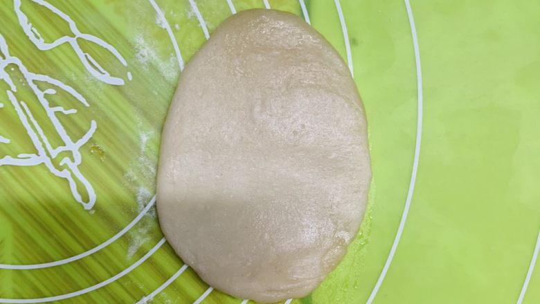 麻薯欧包(保证Q糯),擀成长舌状,比面皮小一公分就可以了。