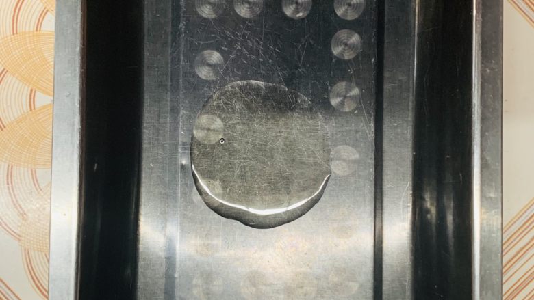 麻薯欧包(保证Q糯),准备一个盆,蒸糯米用的,抹食用油少许。