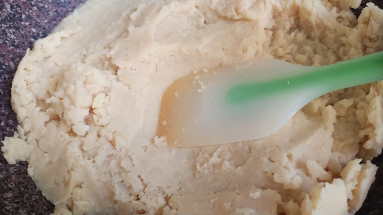 和果子-福桃,白芸豆放入不粘锅中,边压边翻炒。
