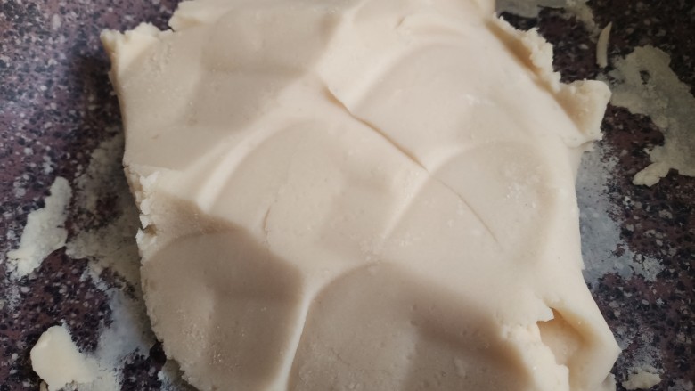 和果子-福桃,过完筛后再放回锅里翻炒,直到芸豆泥结块,不沾硅胶铲即可。