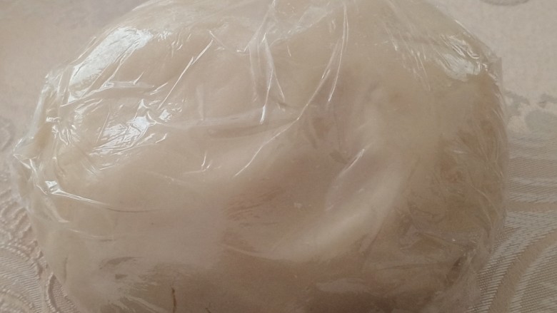 和果子-福桃,揉成团,用保鲜膜包好,不然容易干燥裂开,这个步骤不能省略。这个练切就做好了。
