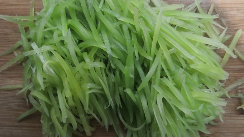 莴笋炒韭菜,莴笋洗干净,切成丝儿