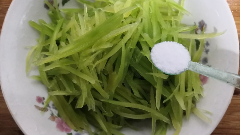 莴笋炒韭菜,加入盐,2克