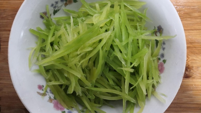 莴笋炒韭菜,把莴笋丝儿,放入碗中