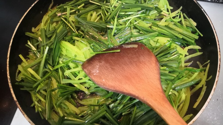 莴笋炒韭菜,把韭菜和莴笋丝儿,翻炒均匀