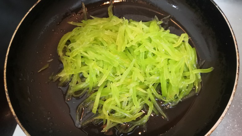 莴笋炒韭菜,倒入,莴笋丝儿
