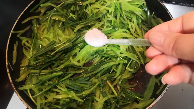 莴笋炒韭菜,加入,剩余的3克盐