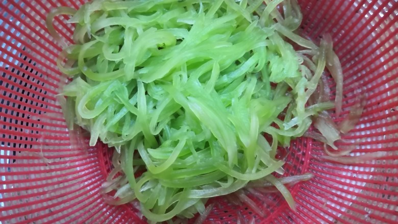 莴笋炒韭菜,腌制好的莴笋,冲洗一边,沥干水份备用