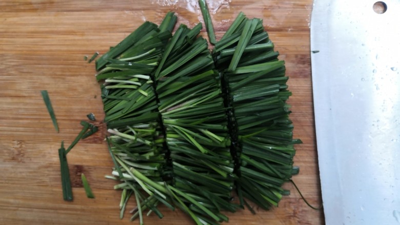 莴笋炒韭菜,把韭菜切段,备用