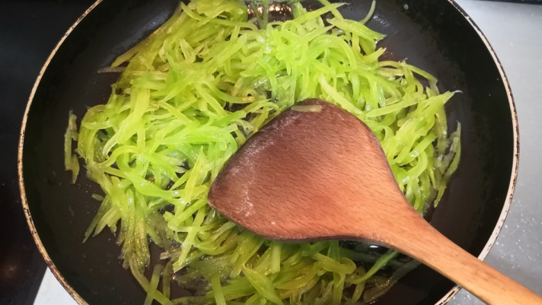 莴笋炒韭菜,把莴笋丝儿,翻炒均匀
