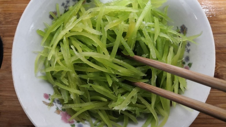 莴笋炒韭菜,用筷子搅拌均匀,腌制30分钟